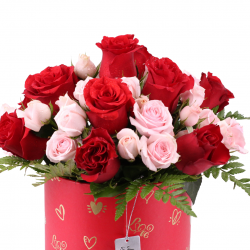 Hat box with 10 red roses and 5 mini roses to give as a gift on Valentine's Day