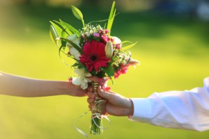 flores-manos-hombre-mujer-regalo-ramo-bouquet
