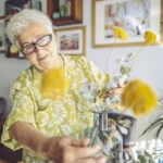 Por qué regalar flores a las personas mayores: los beneficios del contacto con la naturaleza.