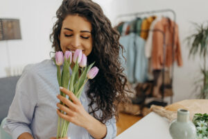 Señorita con tulipanes de colores pasteles.